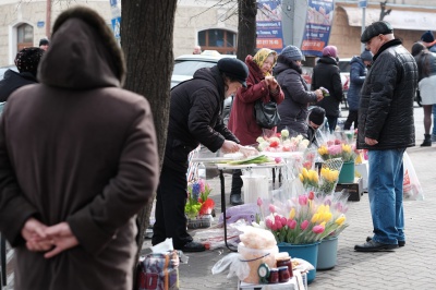 На квіткових ринках у Чернівцях  сьогодні ажіотаж (ФОТО)