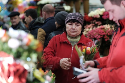 На квіткових ринках у Чернівцях  сьогодні ажіотаж (ФОТО)