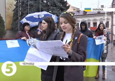 У Чернівцях другий день мітингують на підтримку Савченко