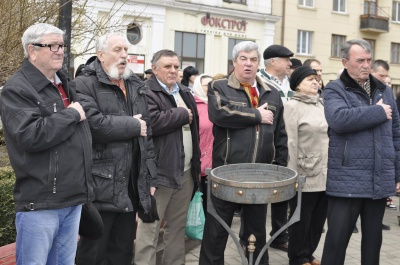 У Чернівцях урочисто поклали квіти до пам'ятника Тарасові Шевченку (ФОТО)