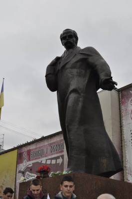 У Чернівцях урочисто поклали квіти до пам'ятника Тарасові Шевченку (ФОТО)