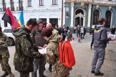 У Чернівцях активісти облили томатним соком фасад "Сбербанку Росії", вимагаючи повернути книгарню "Кобзар" (ФОТО)