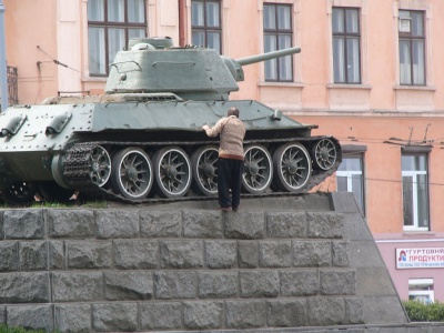 Чернівчани пропонують перетворити пам’ятник танку на вулиці Гагаріна на арт-об’єкт