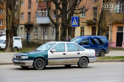 У Чернівцях легковик з польськими номерами збив чоловіка на пішохідному переході (ФОТО)