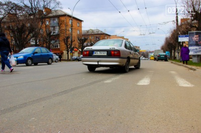 У Чернівцях легковик з польськими номерами збив чоловіка на пішохідному переході (ФОТО)