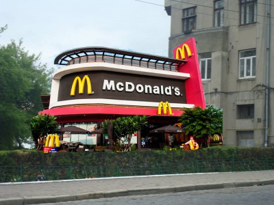 "Був би нічо так "арт-об’єкт": у мережі кепкують з петиції про McDonalds замість танка в Чернівцях