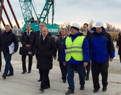 Путін приїхав на Тузлу, подивитися як будується міст до окупованого Криму