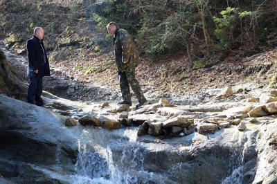 Водоспад на Буковині значно зменшився після вивезення через нього лісу (ФОТО)