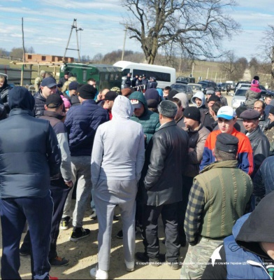 На Буковині натовп людей намагався блокувати роботу прикордонників (ФОТО)