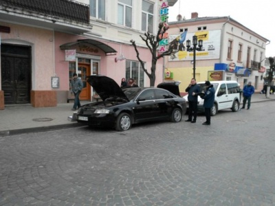 У центрі Коломиї розстріляли автомобіль чернівчанина (ФОТО)