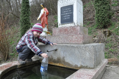 По цілющу воду на Буковину їдуть і туристи, й паломники (ФОТО)