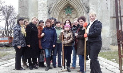 Вчителі прибрали подвір’я костелу Пречистого Серця Ісуса у Чернівцях (ФОТО)