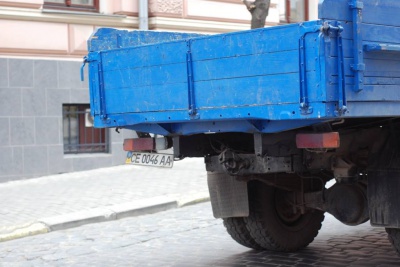 У Чернівцях вантажівка пошкодила стіну "будинку з левами" (ФОТО)