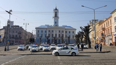 Нові поліцейські вже вишикувались на Центральній площі Чернівців (ФОТО)