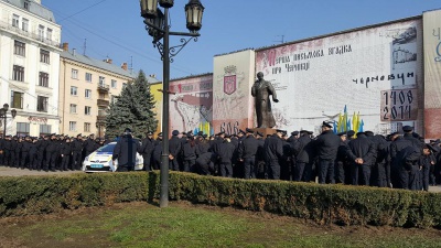 Нові поліцейські вже вишикувались на Центральній площі Чернівців (ФОТО)