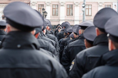 Нові поліцейські вже вишикувались на Центральній площі Чернівців (ФОТО)