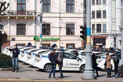 Нові поліцейські вже вишикувались на Центральній площі Чернівців (ФОТО)