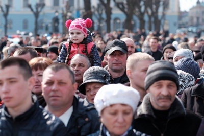 Нові поліцейські вже вишикувались на Центральній площі Чернівців (ФОТО)