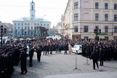 Нові поліцейські вже вишикувались на Центральній площі Чернівців (ФОТО)