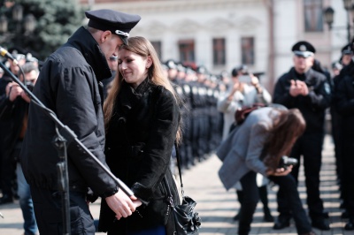 Поліцейський зробив пропозицію своїй коханій під час присяги в Чернівцях