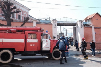 У Чернівцях горить СІЗО (ФОТО)