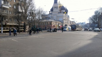 В Одесі автовишка з чернівецькими номерами ріже дерева поблизу "Привозу"