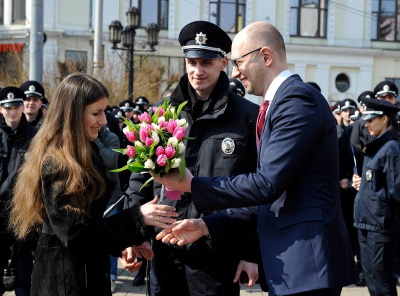 Яценюк попросив повідомити йому про дату нашого весілля, - наречена, якій освідчився полісмен у Чернівцях
