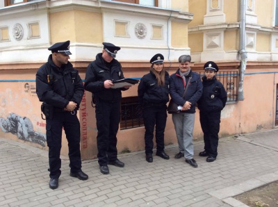 У Чернівцях полісмени склали протокол на журналіста за номерні знаки "ЯЦН ПДР" на його авто