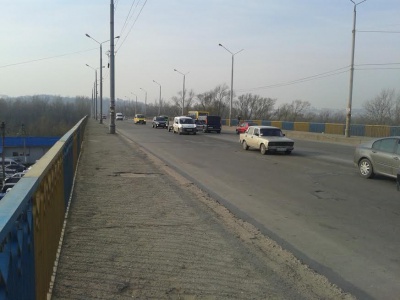 Поліцейські розігнали припарковані авто на мосту біля Калинки в Чернівцях