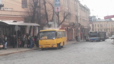 У центрі Чернівців горіла маршрутка (ФОТО)