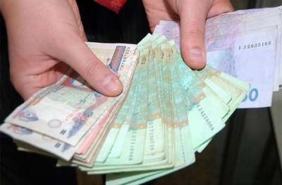 Реальна зарплата в Україні продовжує знижуватися