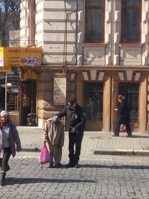 Чернівчани дивуються, як новий поліцейський переводить бабусю через дорогу (ФОТО)