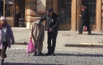 Чернівчани дивуються, як новий поліцейський переводить бабусю через дорогу (ФОТО)