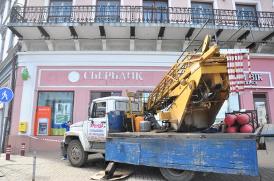 У центрі Чернівців демонтували решту вивіски "Сбербанку" (ФОТО)