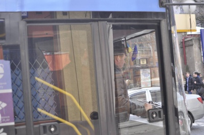 У Чернівцях жінка напідпитку впала під тролейбус (ФОТО)