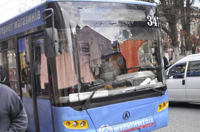 У Чернівцях жінка напідпитку впала під тролейбус (ФОТО)