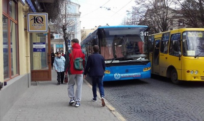 У Чернівцях жінка напідпитку впала під тролейбус (ФОТО)