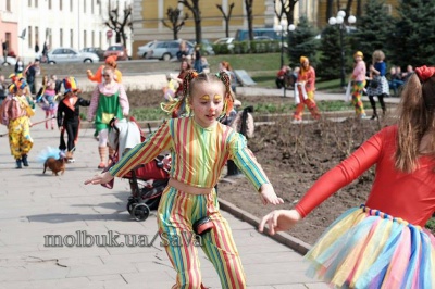 На перше квітня Чернівцями пройшли клоуни (ФОТО)