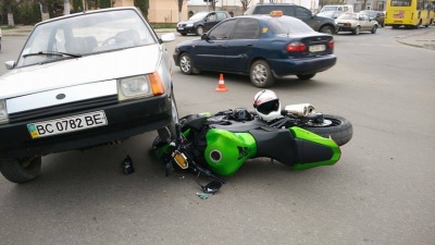 У Чернівцях мотоцикл врізався у "Таврію" (ФОТО)