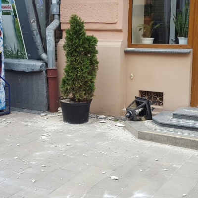 У центрі Чернівців з будинку відвалився шмат штукатурки (ФОТО)