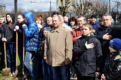 У Чернівцях висадили дубочки у пам’ять про загиблих героїв АТО (ФОТО)