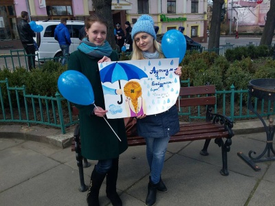 У Чернівцях відбулася акція на підтримку діток-аутистів (ФОТО)