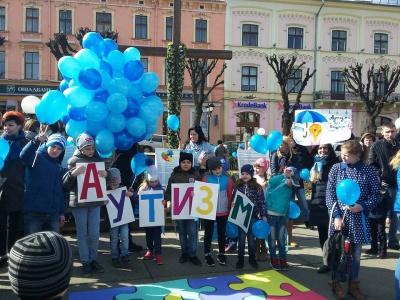 У Чернівцях відбулася акція на підтримку діток-аутистів (ФОТО)