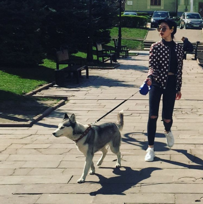 Марія Яремчук прогулялась центром Чернівців зі своїм собакою (ФОТО)