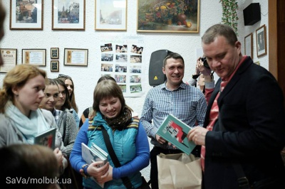 Катерина Бабкіна презентувала у Чернівцях книжку про щасливих голих людей (ФОТО)