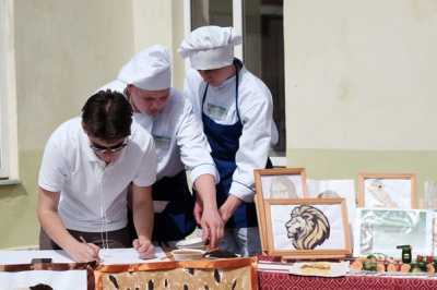 Чернівецькі студенти готували ресторанні страви просто неба (ФОТО)