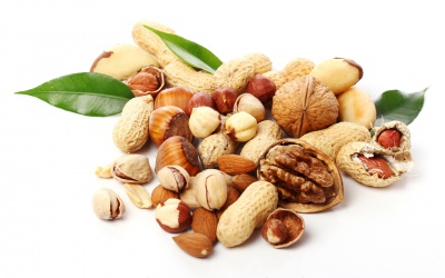 Вітаміни – у горіхах та шипшині