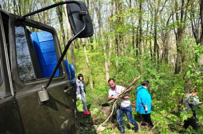 У Чернівцях нардеп Бурбак з чиновниками прибрали парк і відвантажили дрова учаснику АТО (ФОТО)