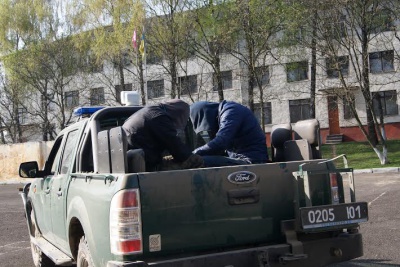 На Буковині на кордоні затримали джип, набитий цигарками (ФОТО)