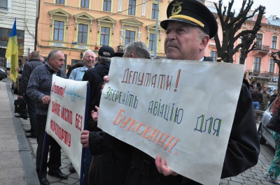 Під міськрадою Чернівців відбуваються відразу два пікети (ФОТО)